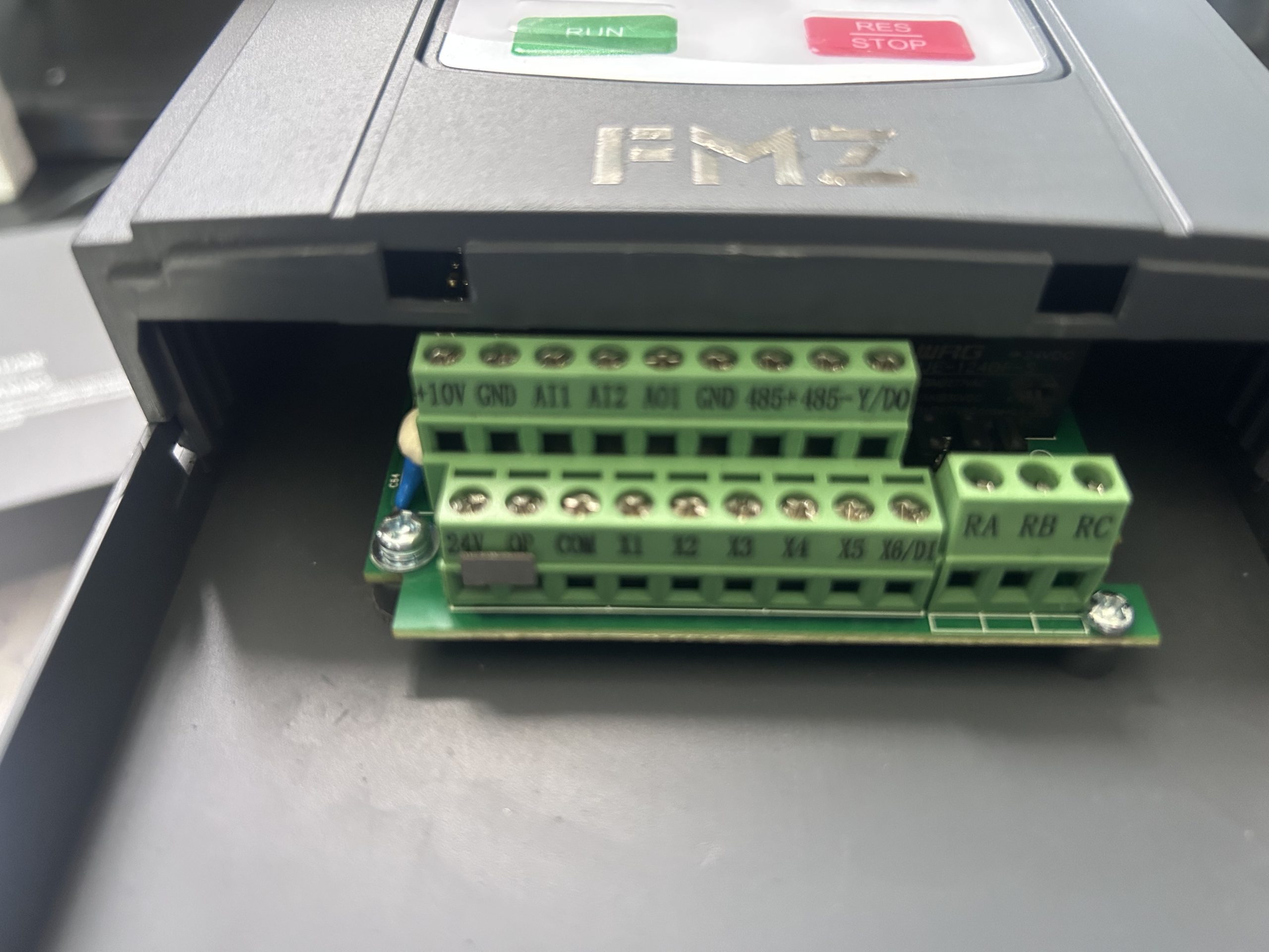 Variador de Frecuencia Trifásico FMZ 11 kW / 15 HP H880-4T-11RG) - Imagen 2